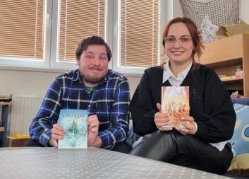 Dobrovolník založil v nízkoprahovém centru v Jindřichově Hradci čtenářský klub. Charita vítá každého, kdo chce pomoci