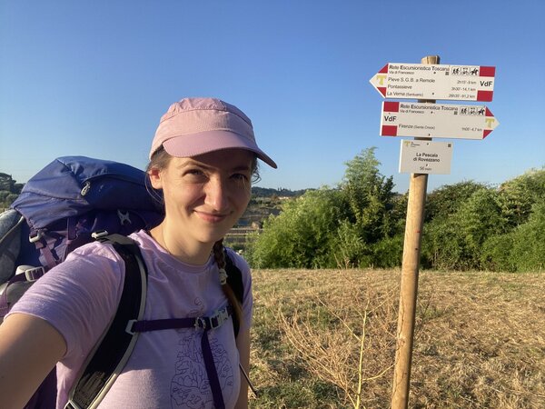 u rozcestníku na cestě
